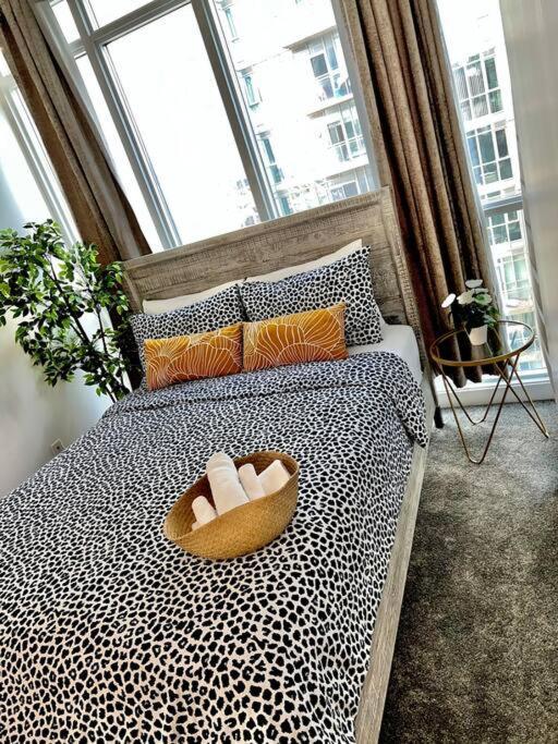 Stunning Condo Wit Amazing View 5Mins From Cntower Toronto Exterior foto